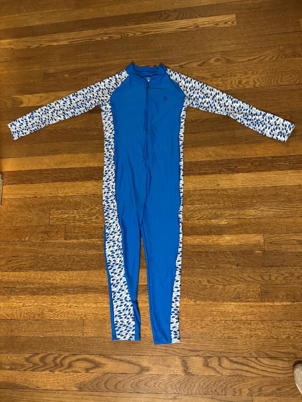 Boys girls size youth medium coolibar suit blue sharks